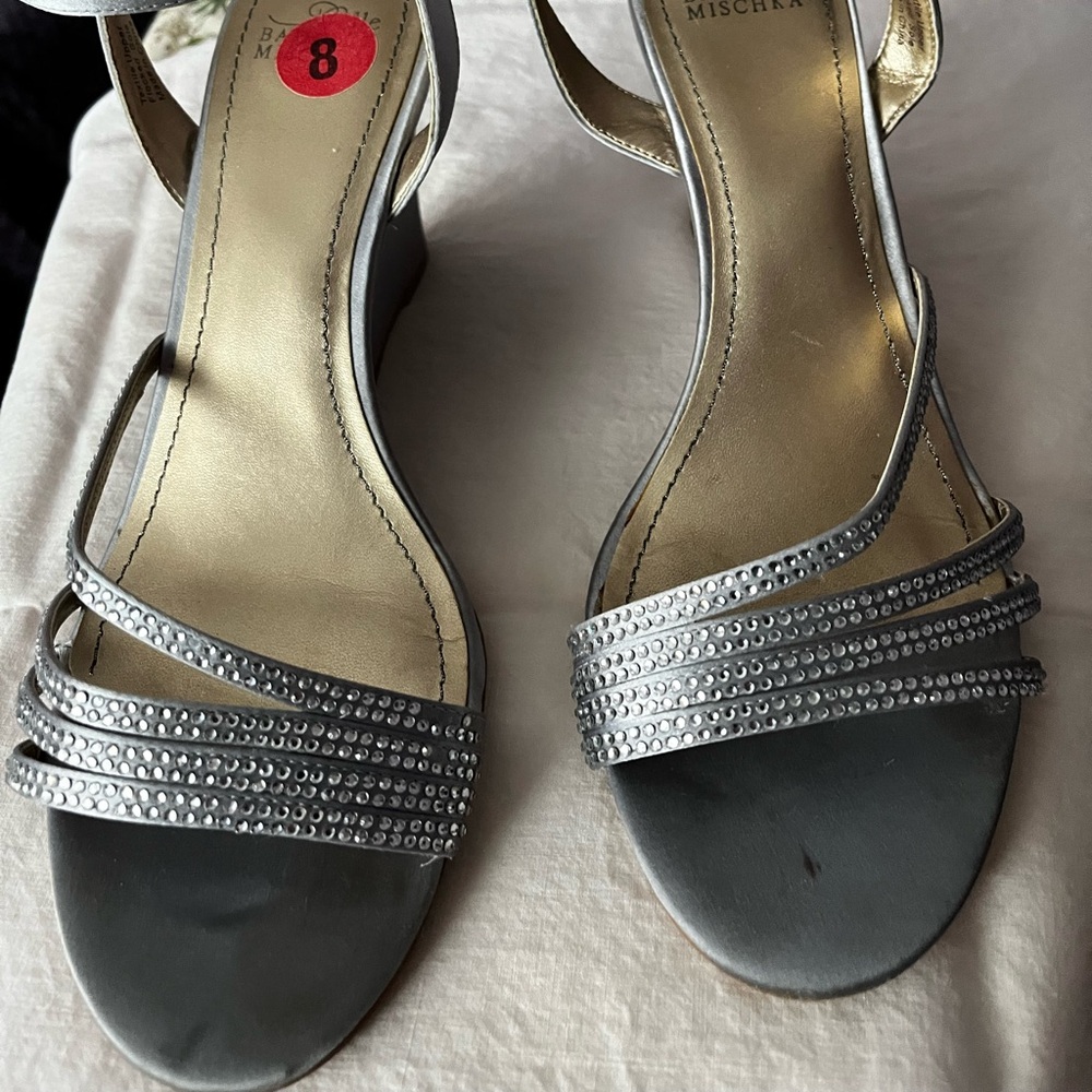 Twinkling crystals  belle badgley Mischa
Sandals  ankle strap
Very comfortable